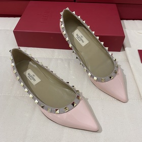 Классические туфли Valentino с заклепками, классическая модель от