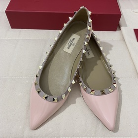 Классические туфли Valentino с заклепками, классическая модель от