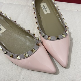 Классические туфли Valentino с заклепками, классическая модель от
