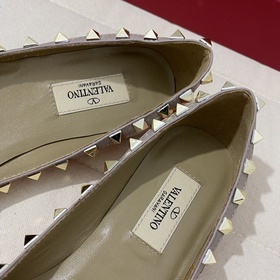 Классические туфли Valentino с заклепками, классическая модель от
