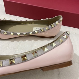 Классические туфли Valentino с заклепками, классическая модель от
