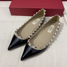 Классические туфли Valentino с заклепками, классическая модель от