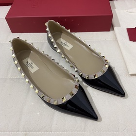Классические туфли Valentino с заклепками, классическая модель от