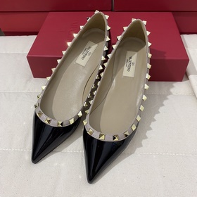 Классические туфли Valentino с заклепками, классическая модель от