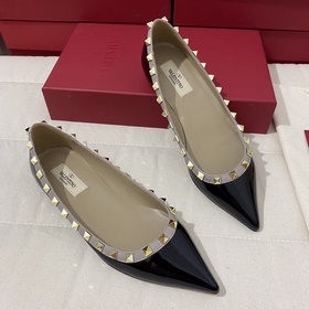 Классические туфли Valentino с заклепками, классическая модель от