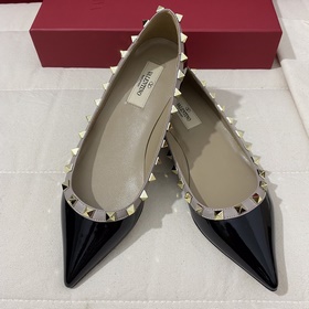 Классические туфли Valentino с заклепками, классическая модель от