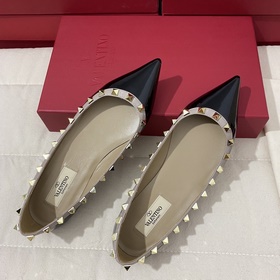 Классические туфли Valentino с заклепками, классическая модель от
