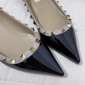 Классические туфли Valentino с заклепками, классическая модель от