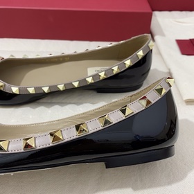 Классические туфли Valentino с заклепками, классическая модель от
