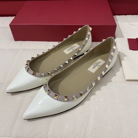 Классические туфли Valentino с заклепками, классическая модель от
