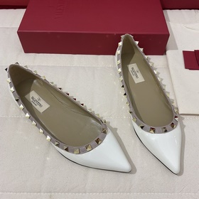 Классические туфли Valentino с заклепками, классическая модель от