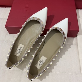 Классические туфли Valentino с заклепками, классическая модель от