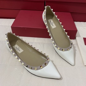 Классические туфли Valentino с заклепками, классическая модель от