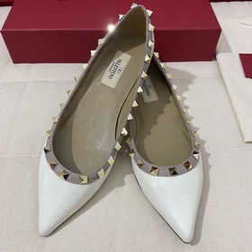Классические туфли Valentino с заклепками, классическая модель от