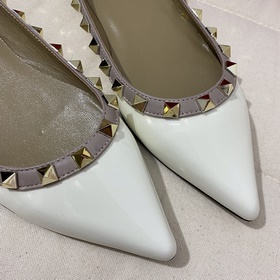 Классические туфли Valentino с заклепками, классическая модель от