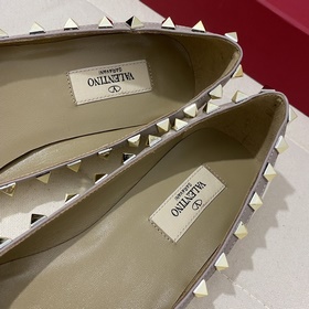 Классические туфли Valentino с заклепками, классическая модель от