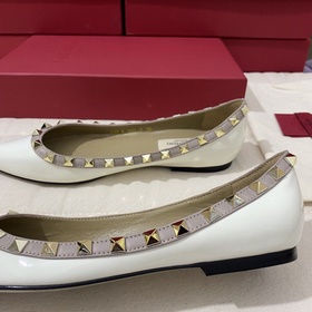 Классические туфли Valentino с заклепками, классическая модель от