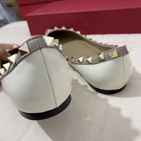Классические туфли Valentino с заклепками, классическая модель от