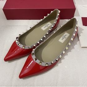 Классические туфли Valentino с заклепками, классическая модель от