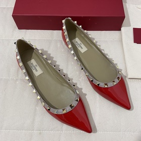 Классические туфли Valentino с заклепками, классическая модель от
