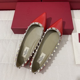 Классические туфли Valentino с заклепками, классическая модель от