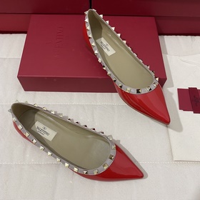Классические туфли Valentino с заклепками, классическая модель от