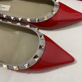Классические туфли Valentino с заклепками, классическая модель от