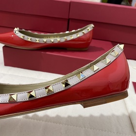 Классические туфли Valentino с заклепками, классическая модель от