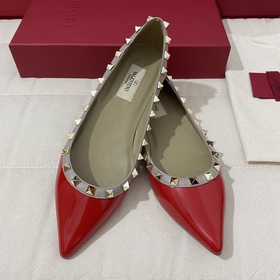 Классические туфли Valentino с заклепками, классическая модель от