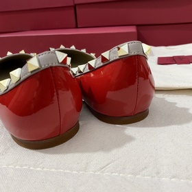 Классические туфли Valentino с заклепками, классическая модель от