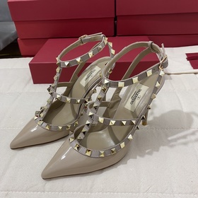 Классические туфли Valentino с заклепками, классическая модель от
