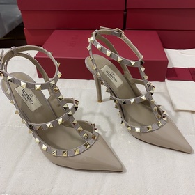 Классические туфли Valentino с заклепками, классическая модель от