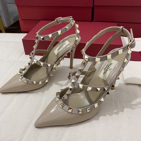Классические туфли Valentino с заклепками, классическая модель от