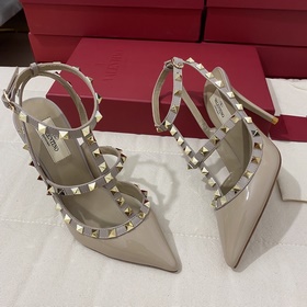 Классические туфли Valentino с заклепками, классическая модель от