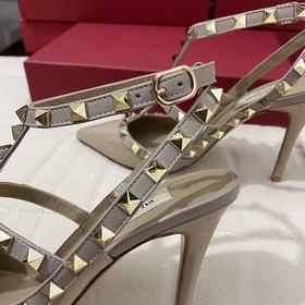 Классические туфли Valentino с заклепками, классическая модель от