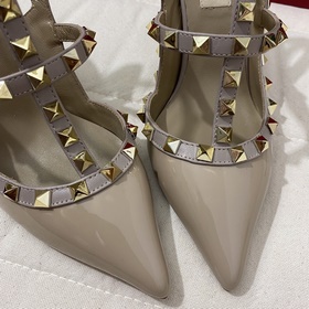 Классические туфли Valentino с заклепками, классическая модель от