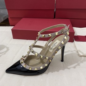 Классические туфли Valentino с заклепками, классическая модель от