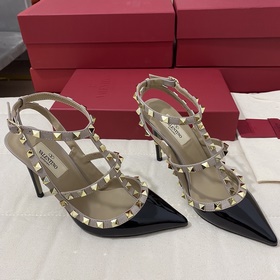 Классические туфли Valentino с заклепками, классическая модель от