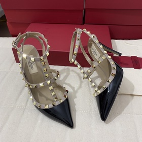 Классические туфли Valentino с заклепками, классическая модель от