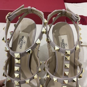 Классические туфли Valentino с заклепками, классическая модель от