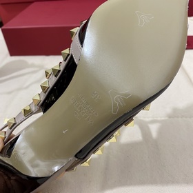 Классические туфли Valentino с заклепками, классическая модель от