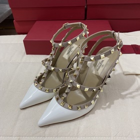 Классические туфли Valentino с заклепками, классическая модель от