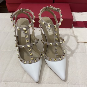 Классические туфли Valentino с заклепками, классическая модель от