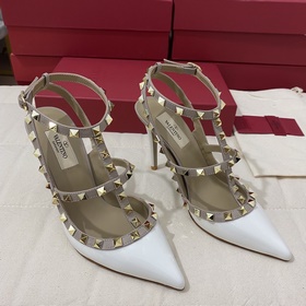 Классические туфли Valentino с заклепками, классическая модель от