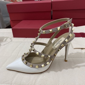 Классические туфли Valentino с заклепками, классическая модель от