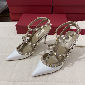 Классические туфли Valentino с заклепками, классическая модель от