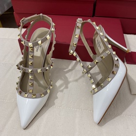 Классические туфли Valentino с заклепками, классическая модель от