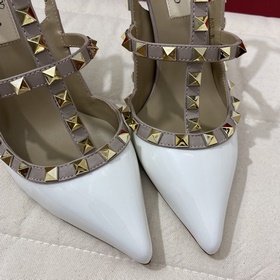 Классические туфли Valentino с заклепками, классическая модель от