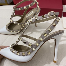 Классические туфли Valentino с заклепками, классическая модель от
