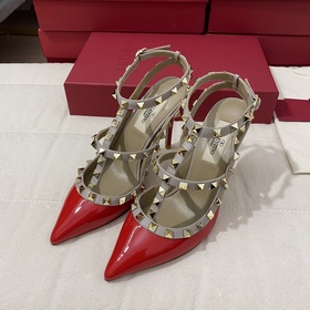 Классические туфли Valentino с заклепками, классическая модель от
